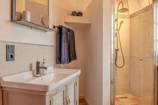 Badezimmer zu Schlafzimmer 1