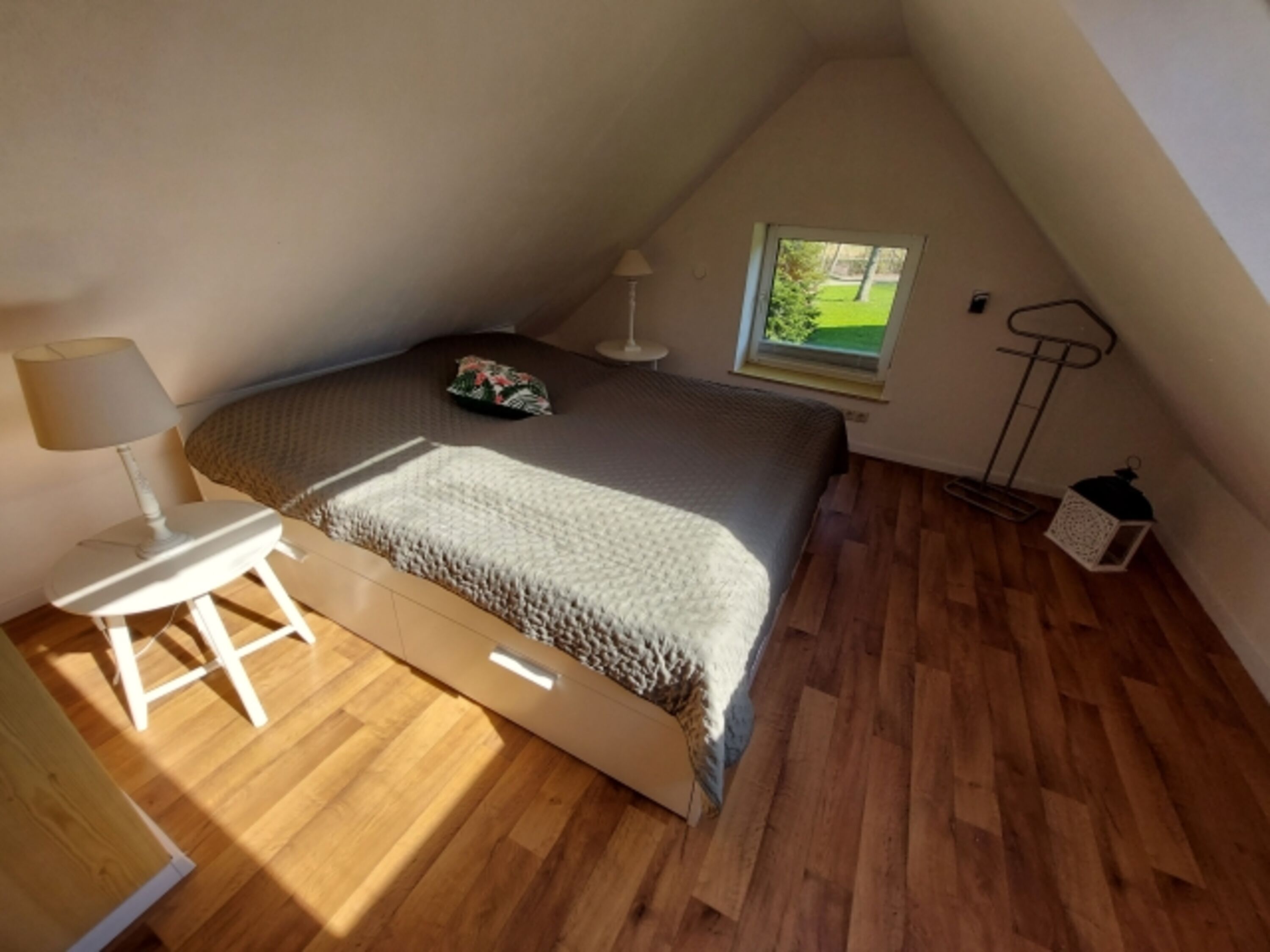 Schlafzimmer mit großem Doppelbett