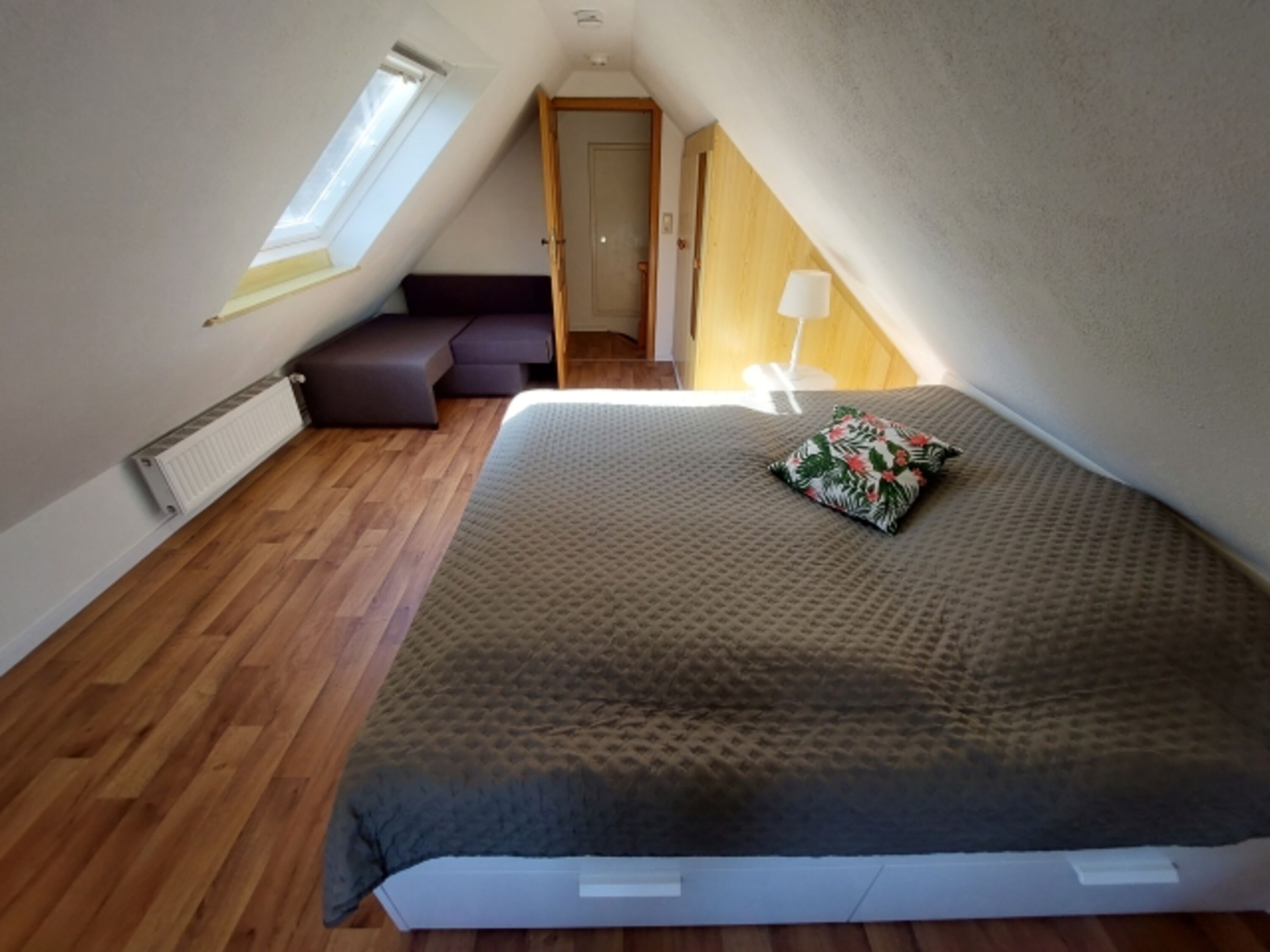 kleines Schlafsofa im Schlafzimmer