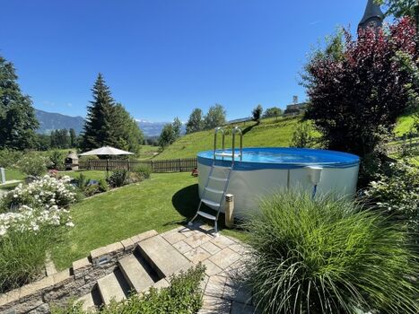 Garten mit Pool