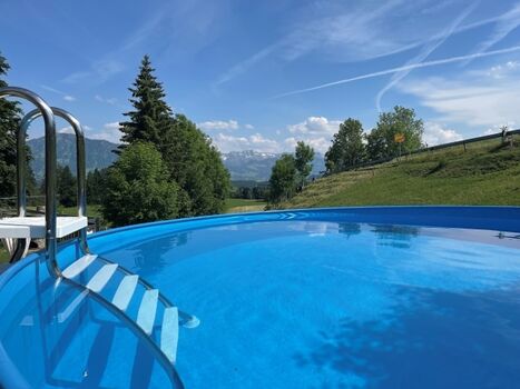 Pool mit Bergblick