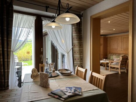 Essecke mit Blick in das Wohnzimmer