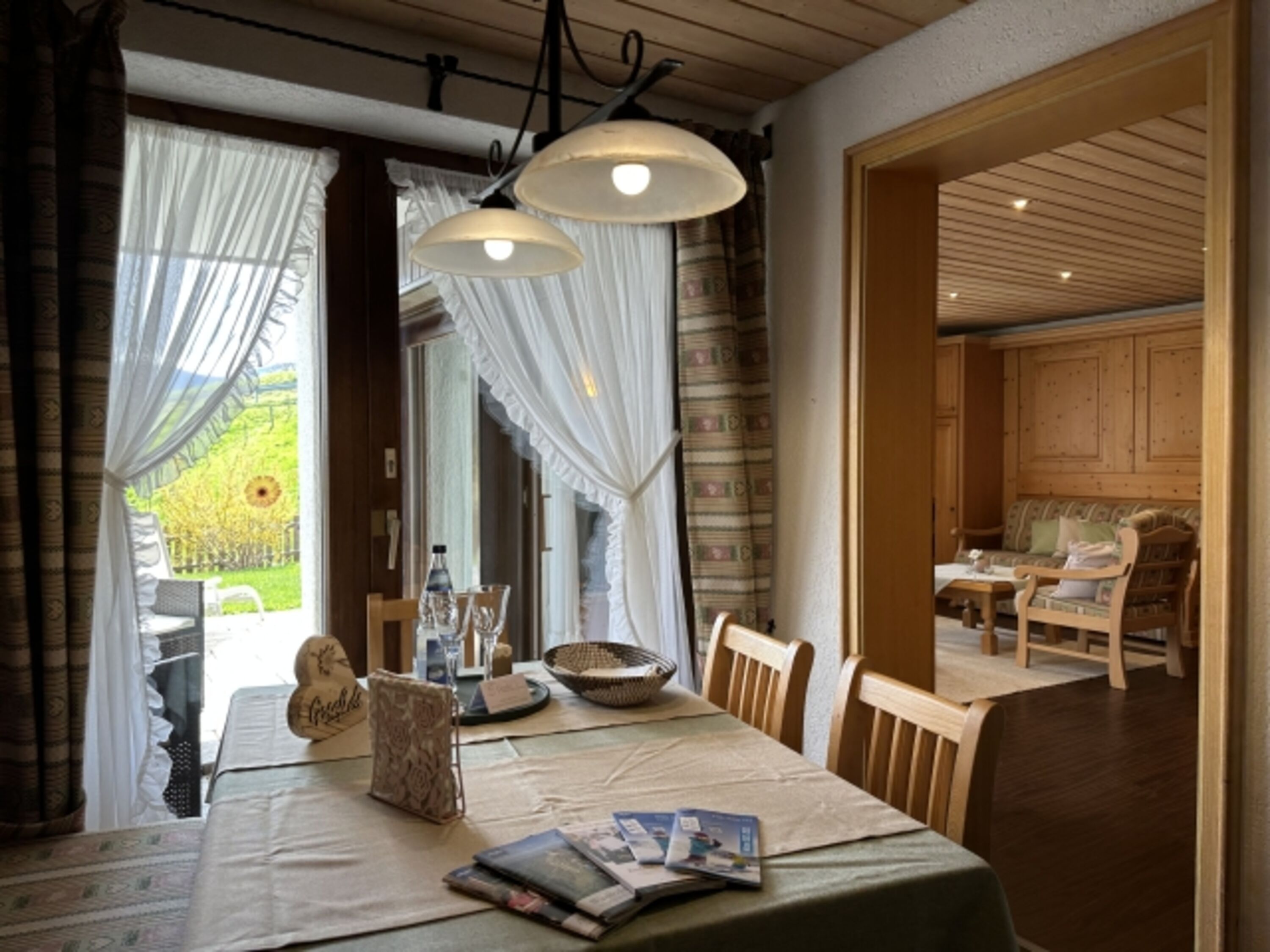 Essecke mit Blick in das Wohnzimmer
