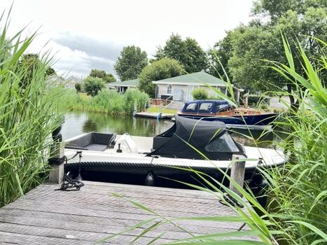 führerscheinfreies Motorboot am hauseigenen Bootssteg