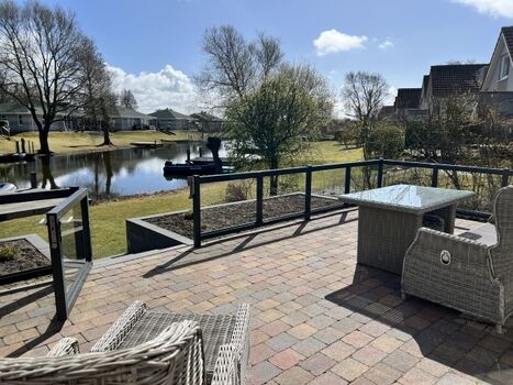 Sonnenterrasse direkt am Wasser