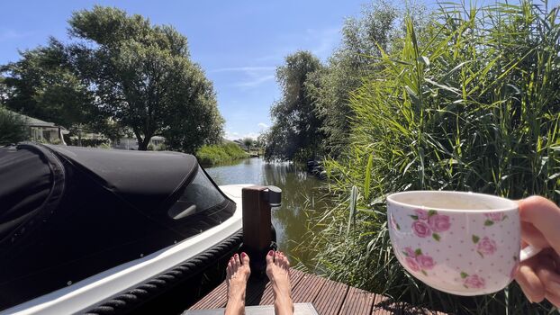 Kaffee in der Morgensonne genießen