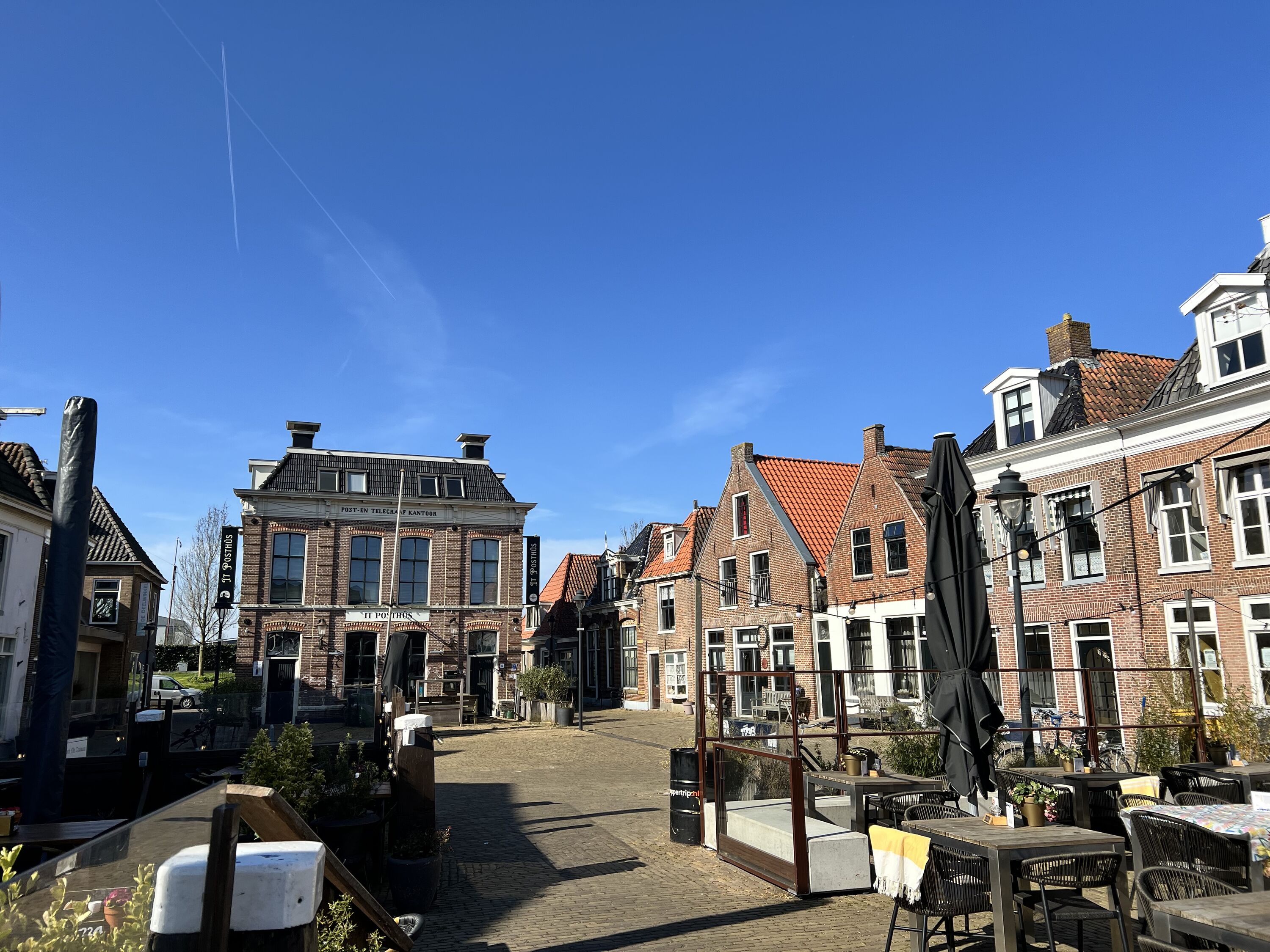 Makkumer Marktplatz mit historischen Fassaden