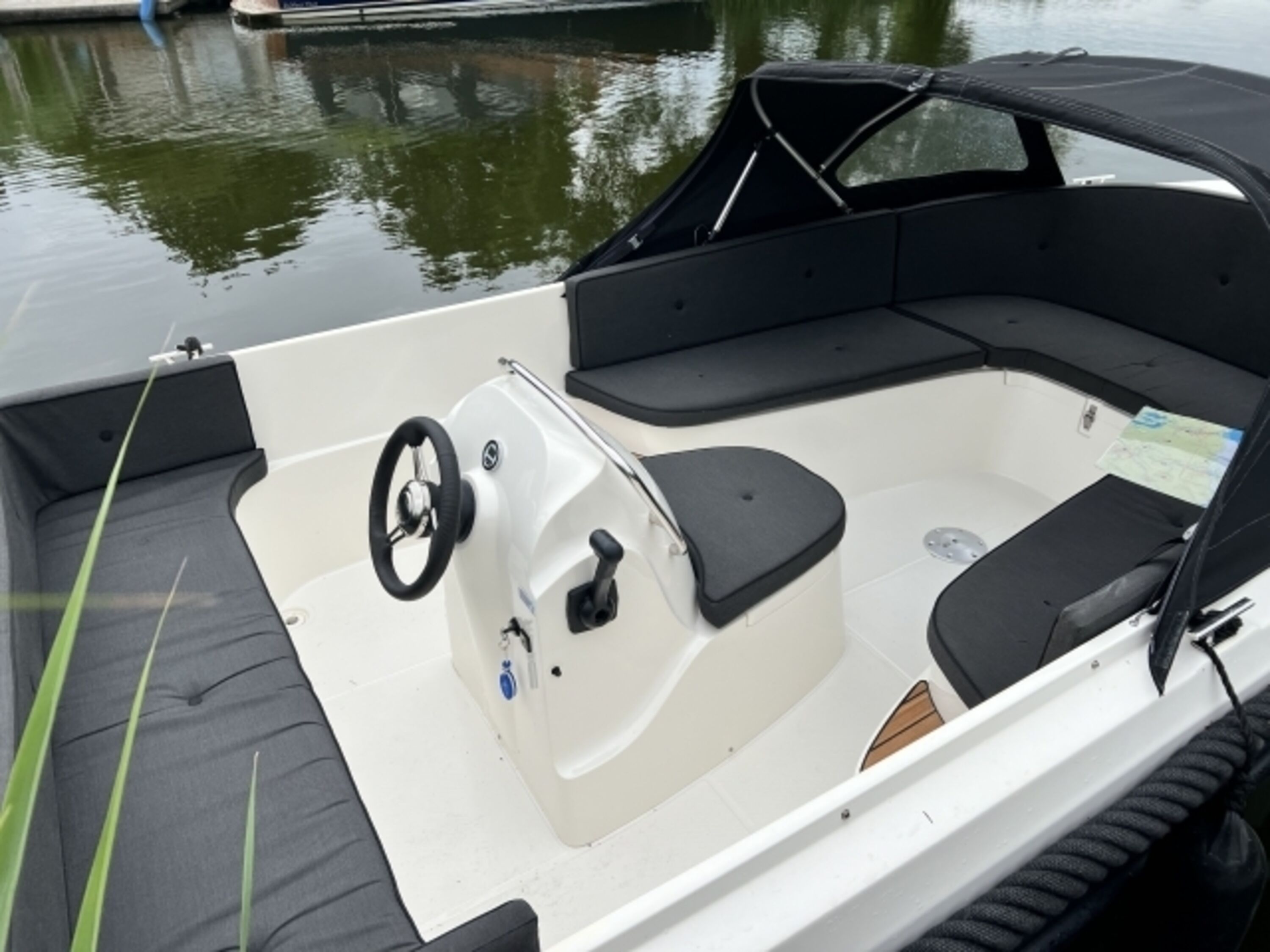 Führerscheinfreies Motorboot