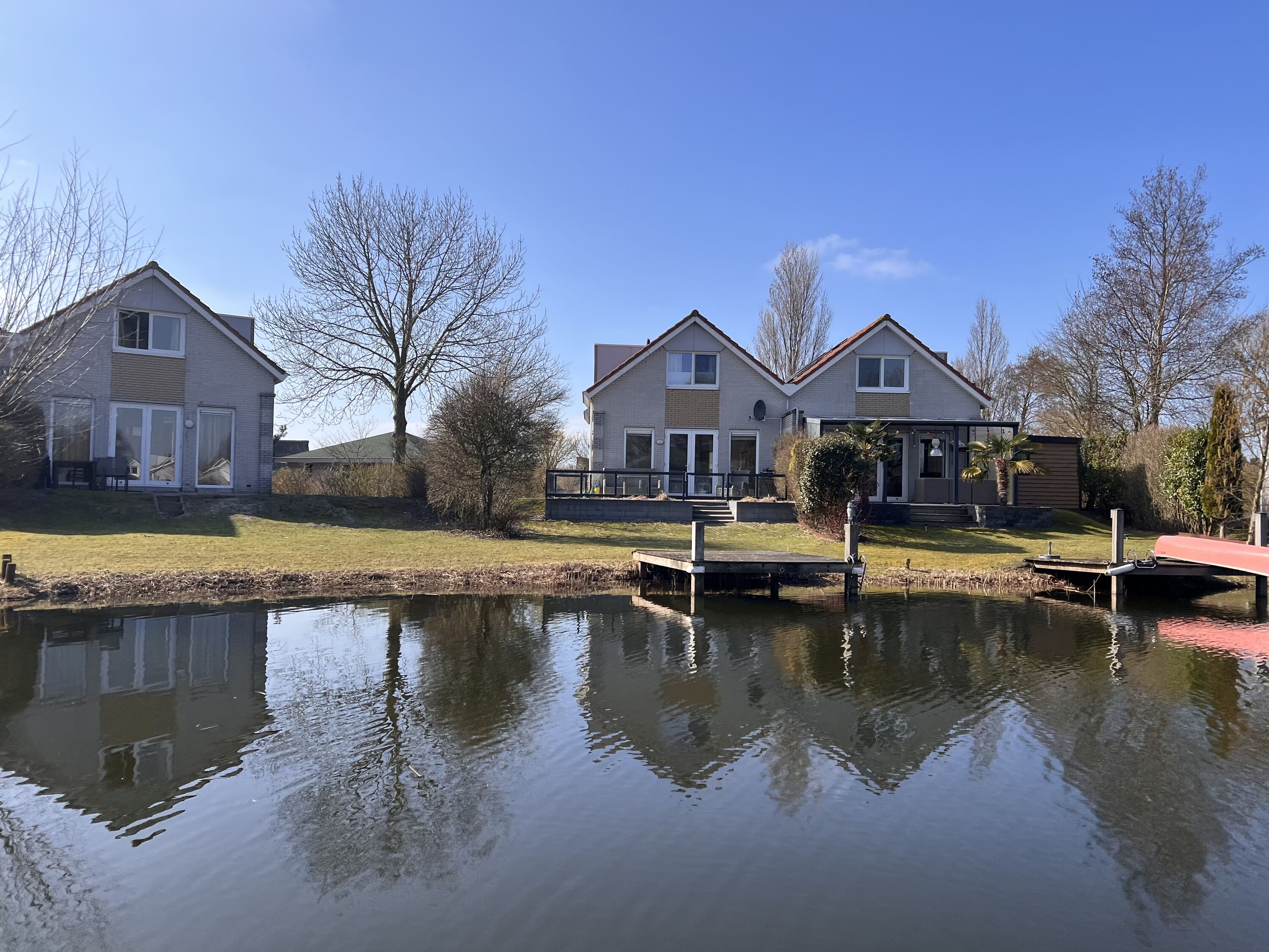 Hausansicht vom Wasser