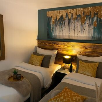 2. Schlafzimmer mit TV und kleiner Ankleide