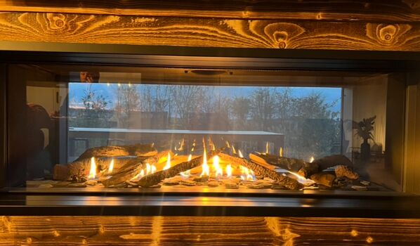 gemütlicher Kamin innen und außen