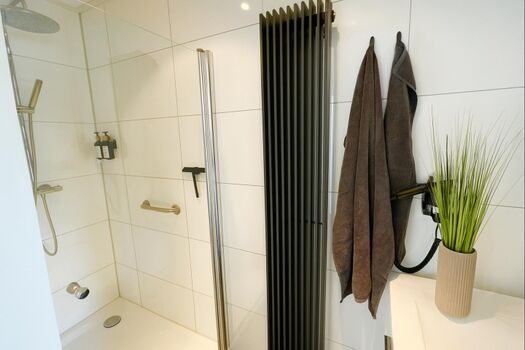 Dusche direkt am Schlafzimmer 1 mit Fön und Regendusche