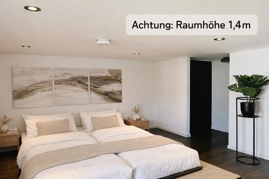 Schlafzimmer 3 , mit Fenster und Schrank , Deckenhöhe 1,4m