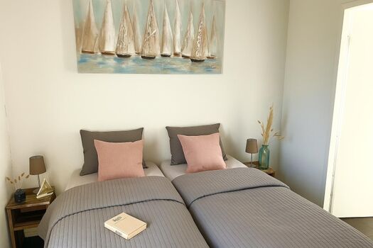 Schlafzimmer 1 mit Ankleide und großem Schrank