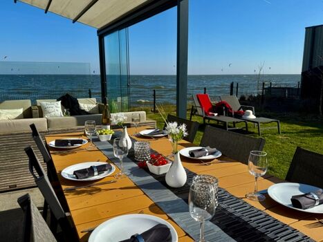 und die Terrasse bietet ausreichend Platz für Outdoor-Genüsse