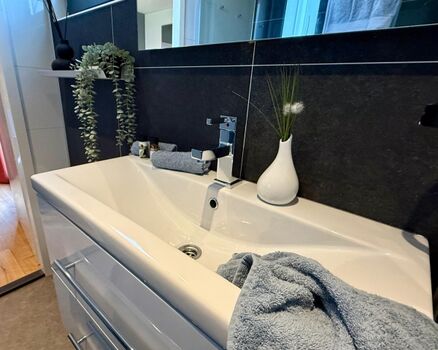 und großem Waschbecken