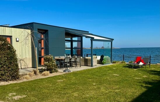 der Garten lädt zum Spielen und Ausspannen ein