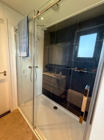 mit Rainshower-Dusche