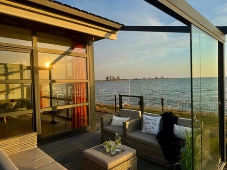 mit windgeschützter Terrasse...