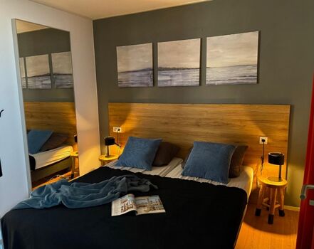 ein zweites mit großem Spiegel