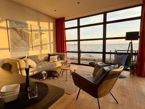 und ein lichtdurchfluteter Wohnbereich