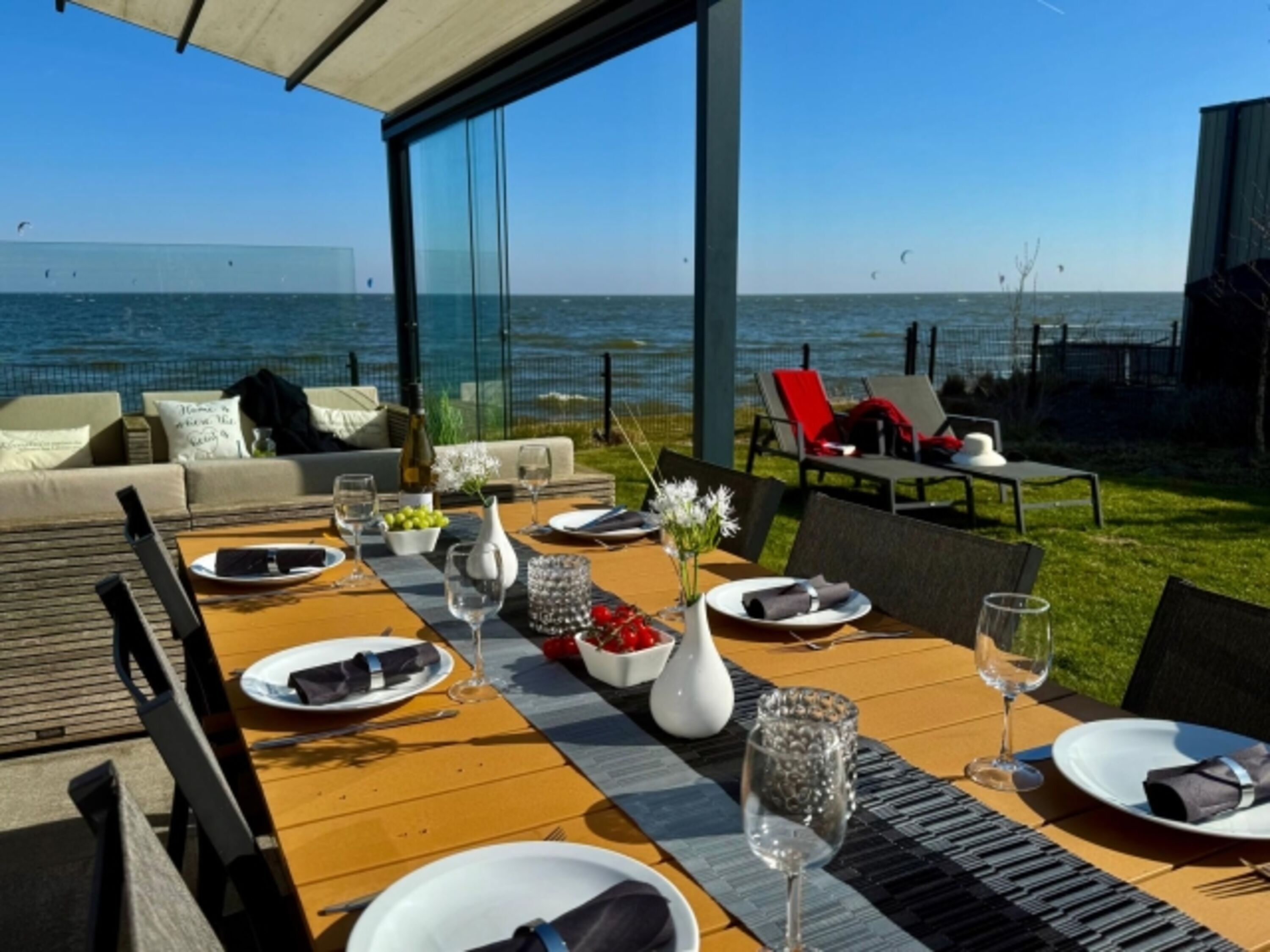 und die Terrasse bietet ausreichend Platz für Outdoor-Genüsse