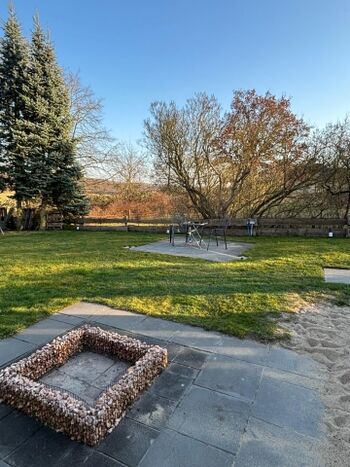 Garten mit Feuerschale und kleinem Sitzbereich