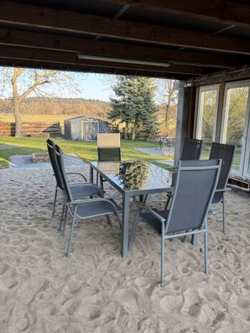 Überdachter Sitzbereich im Garten