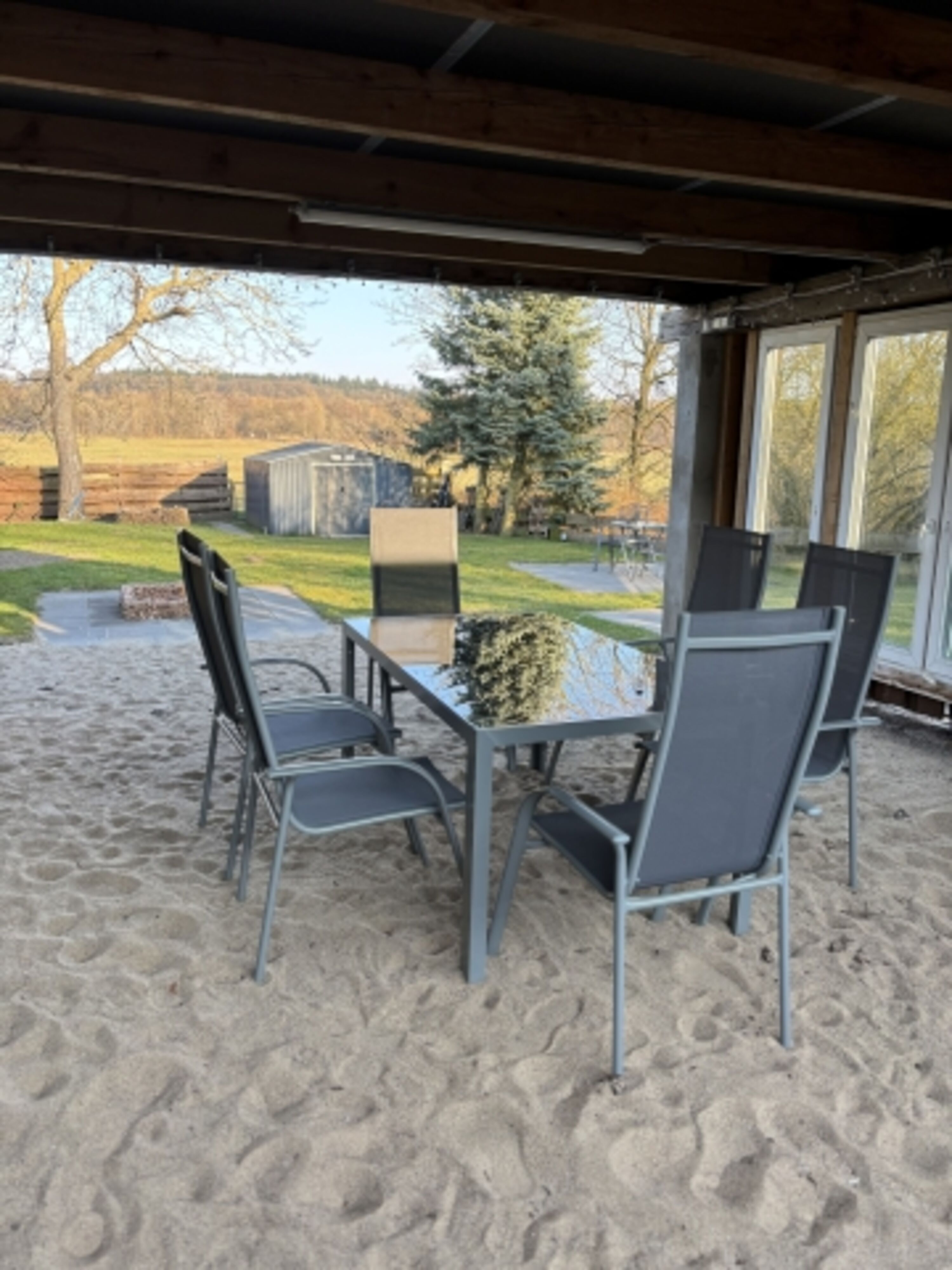 Überdachter Sitzbereich im Garten
