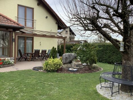 überdachte Terrasse mit Grill