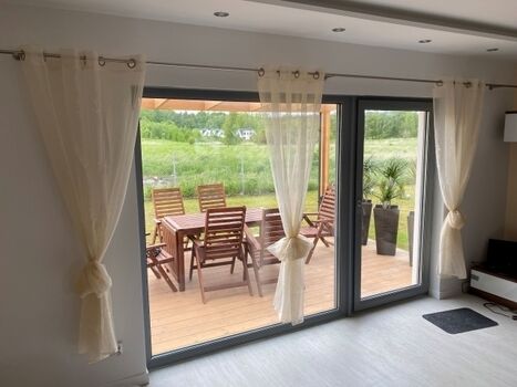 Wohnbereich mit Aussicht auf die Terasse