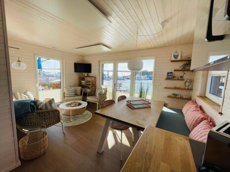 Wohn-Essbereich mit Bugterrasse