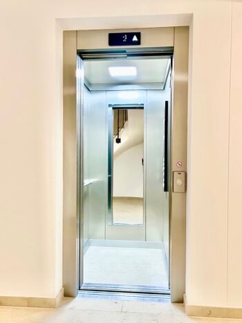 Personenaufzug bis zur Tiefgarage