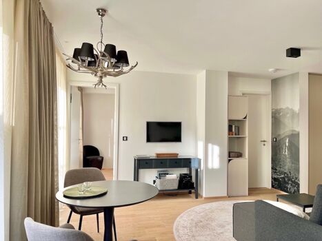 Blick von der Küche in den Wohnbereich 