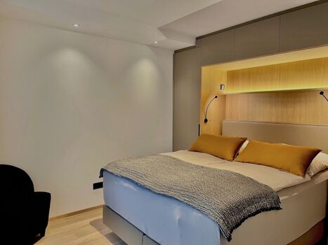 Modernes Schlafzimmer mit Schrankeinbauten