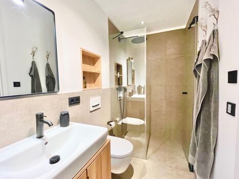 Badezimmer mit Fußbodenheizung und breiter, ebenerdiger Dusche