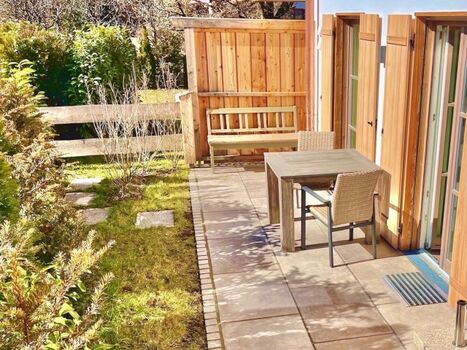 Südterrasse mit kleinem Gartenanteil