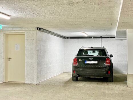 Breiter TG-Stellplatz unmittelbar zum Eingang ins Haus