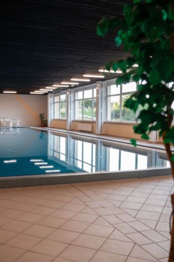 Schwimmbad im EG des Gebäudes