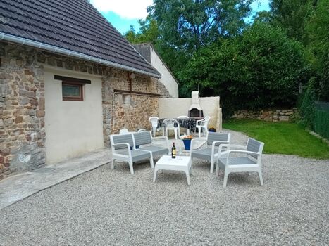 Terrasse, Grill und unterer Garten