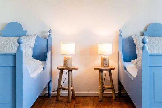 Zauberhafte Einzelbetten (100x200cm) im Schlafzimmer zur Gartenseite