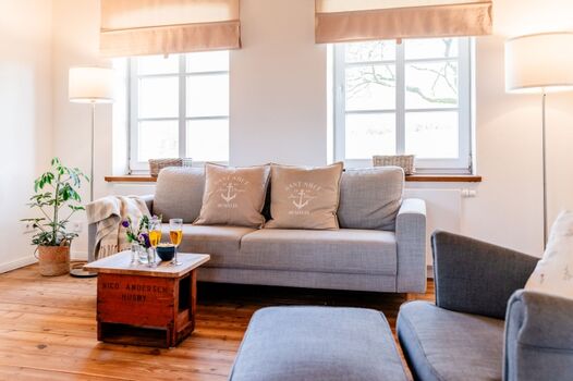 Wohnbereich mit gemütlichem Sofa, Lese-Sessel Smart-TV