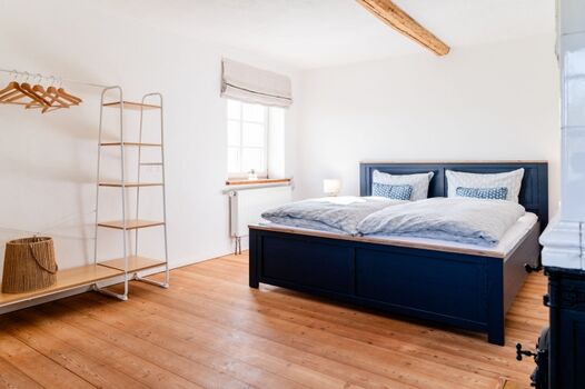 Großes Doppelbett (180x200cm) im Schlafzimmer zur Feldseite