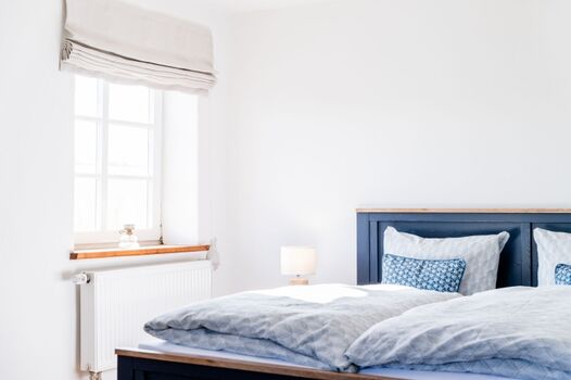Ein echter Ruheort: Das Schlafzimmer zur Feldseite