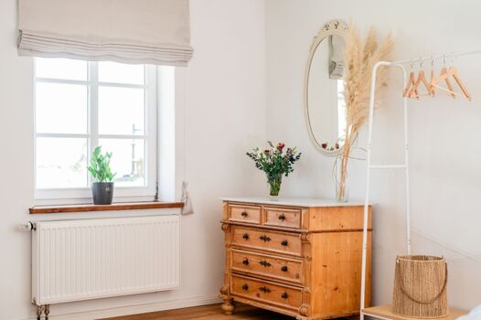 Kommode und Garderobenregal im Schlafzimmer zur Feldseite