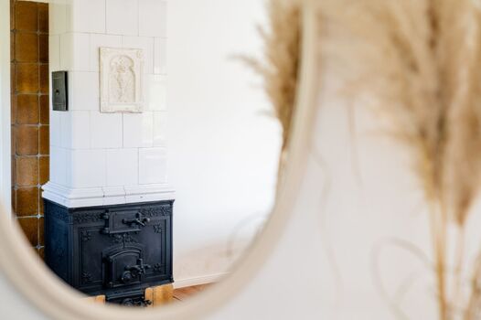 Kachelofen im Schlafzimmer zur Feldseite