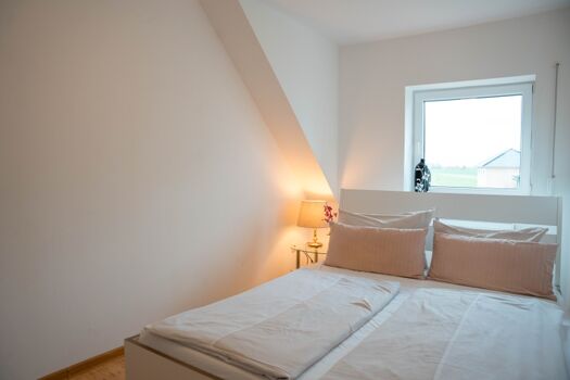 Schlafzimmer 2  Bett = 160 x 200  OG