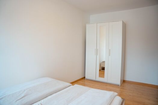 Schlafzimmer 2  Bett = 160 x 200  OG