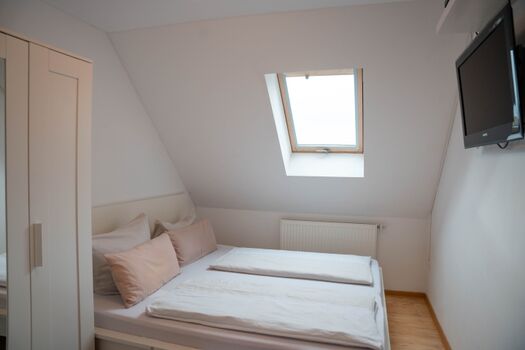 Schlafzimmer 1  Bett = 180 x 200  OG