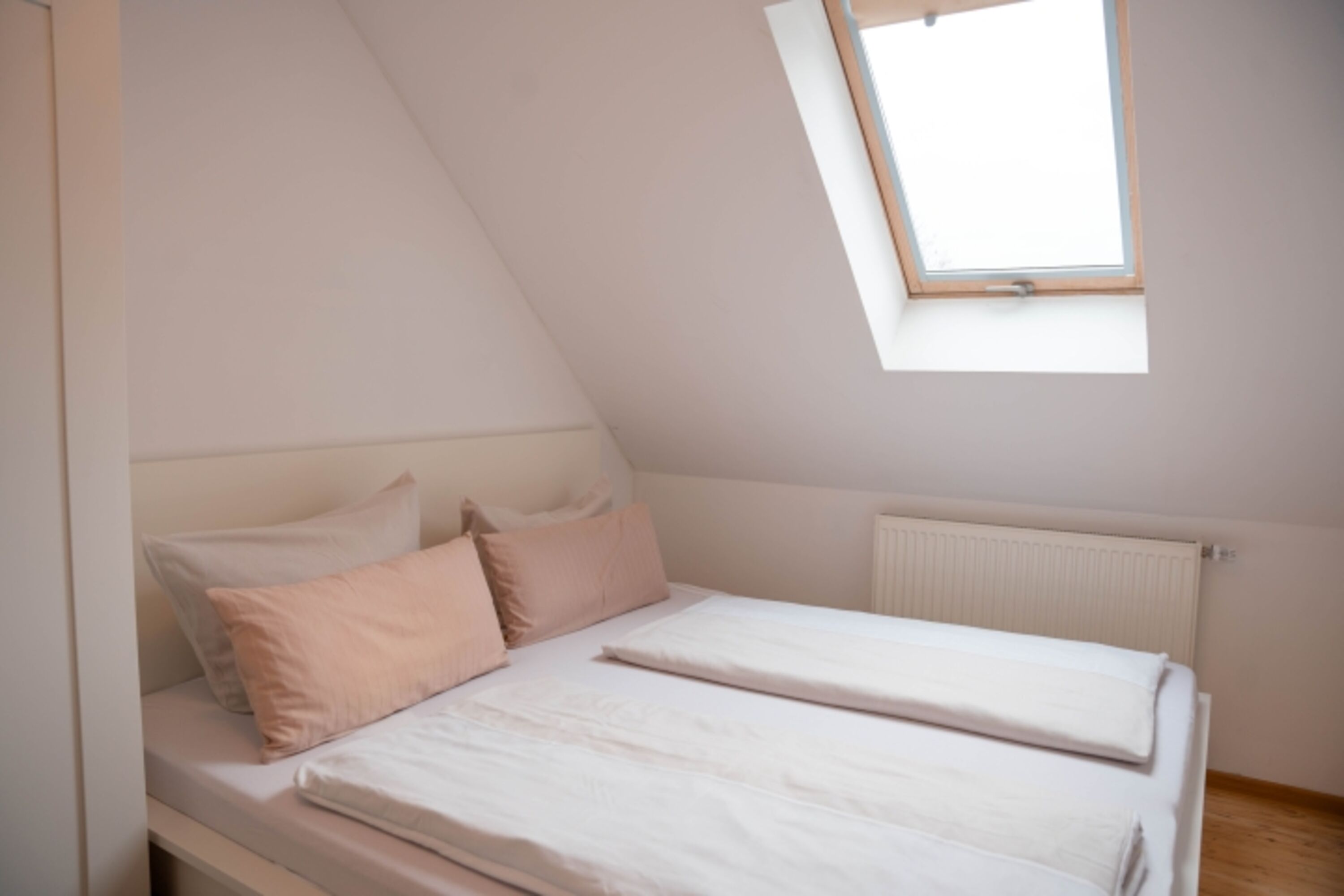 Schlafzimmer 1 Bett = 180 x 200 OG